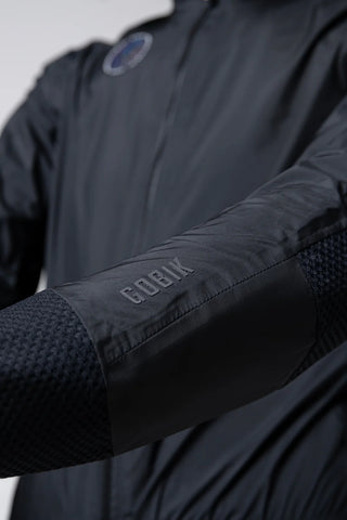 Dettaglio maniche Giacca Unisex Gobik Exo 2.0 Royal Nero, tessuto tecnico elasticizzato e traspirante per massimo comfort in bici.