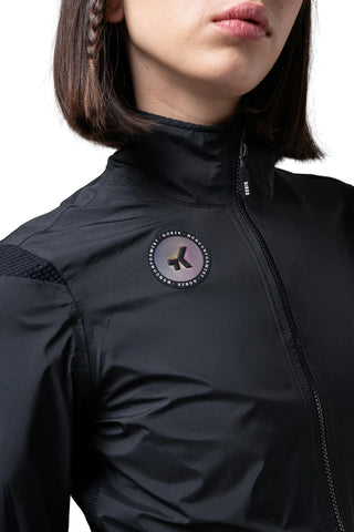 Dettaglio logo Giacca Unisex Gobik Exo 2.0 Royal Nero, giacca da ciclismo antivento e traspirante con finiture tecniche di alta qualità.