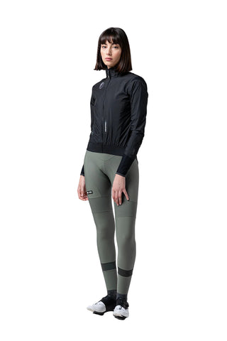 Ciclista donna indossa Giacca Gobik Exo 2.0 Royal Nero, giacca unisex traspirante e antivento per performance su bici da corsa.