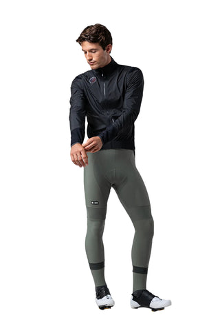 Ciclista uomo indossa Giacca Gobik Exo 2.0 Royal Nero, abbigliamento tecnico da ciclismo professionale per uso su strada e allenamenti intensi.
