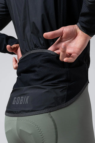 Dettaglio tasche posteriori Giacca Gobik Exo 2.0 Royal Nero, ampio spazio per accessori da ciclismo e finiture rinforzate.