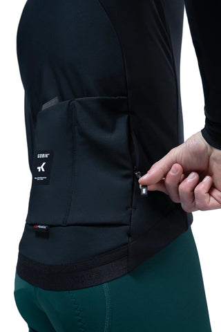 Dettaglio tasche posteriori Giacca Gobik Skimo Solid Ink Nero, spazio ottimizzato per accessori da ciclismo e zip rinforzata.