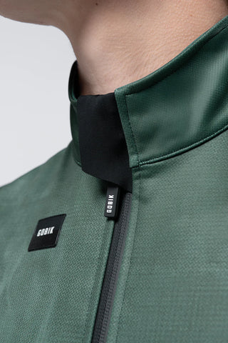 Dettaglio del collo della Giacca Gobik Skimo Pro 2.0 Cardin Green, chiusura con zip rinforzata e comfort termico superiore.