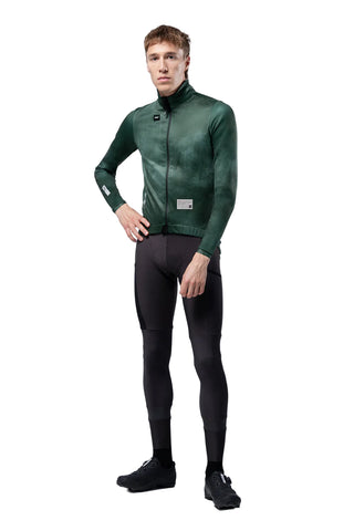 Giacca Gobik Skimo Pro 2.0 Cardin Green indossata da ciclista, fit aderente e protezione termica ideale per l’inverno.