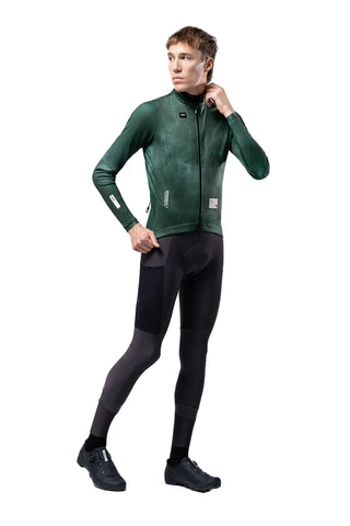 Vista laterale sinistra Giacca Gobik Skimo Pro 2.0 Cardin Green, vestibilità ergonomica e taglio tecnico per ciclisti professionisti.