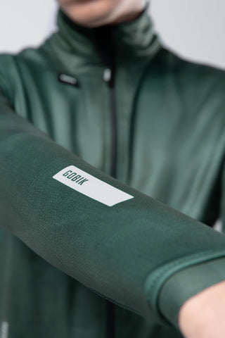 Dettaglio manica Giacca Gobik Skimo Pro 2.0 Cardin Green, logo Gobik riflettente e finitura elastica per una perfetta aderenza.