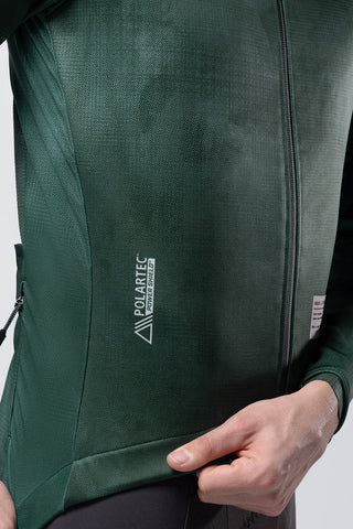 Dettaglio laterale Giacca Gobik Skimo Pro 2.0 Cardin Green con logo Polartec Power Shield, tessuto tecnico per isolamento termico e resistenza al vento.