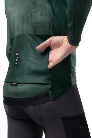 Dettaglio tasche posteriori Giacca Gobik Skimo Pro 2.0 Cardin Green, pratiche e resistenti per oggetti e accessori da ciclismo.