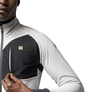 Dettaglio tasca frontale con zip su giacca ciclismo uomo Alè R-EV1 Riparo colore stucco e nero – giacca tecnica invernale idrorepellente e antivento per bici da corsa