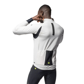 Vista posteriore completa della giacca ciclismo Alè R-EV1 Riparo colore stucco e nero indossata da uomo – giacca invernale con dettagli riflettenti e tasche posteriori capienti