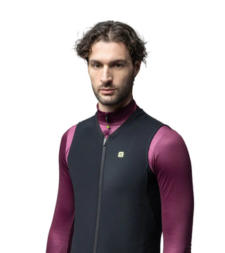 Gilet ciclismo uomo Alè Warm Up Off-Road nero - vista frontale su base maglia manica lunga bordeaux, ideale per ogni stagione, con design ergonomico e zip centrale.
