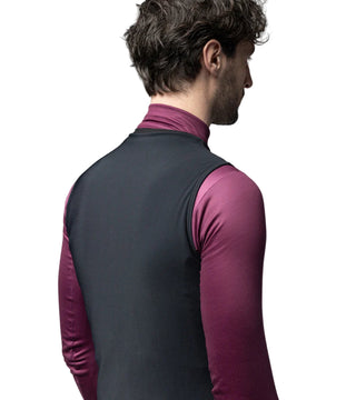 Dettaglio posteriore gilet Alè Warm Up Off-Road nero - tessuto tecnico e linea ergonomica per comfort e protezione termica durante la pedalata.
