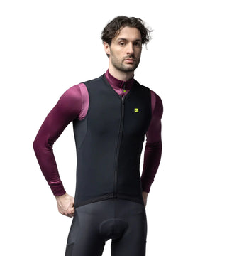 Gilet Alè da ciclismo uomo Warm Up nero - vista frontale completa con maglia bordeaux, design aerodinamico e ottima termoregolazione per uscite off-road.