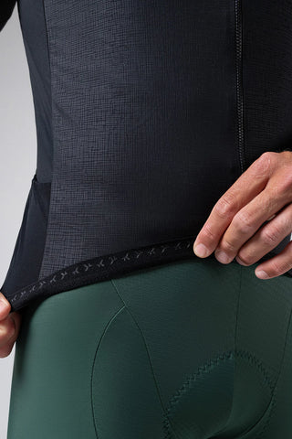 Finiture elastiche del Gilet Gobik Vector 2.0 Crow, bordi rinforzati e costruzione ergonomica per prestazioni ottimali.