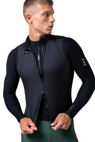 Ciclista uomo indossa Gilet Gobik Vector 2.0 Crow, abbigliamento tecnico antivento ideale per allenamenti e competizioni.