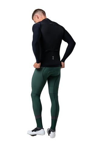 Vista posteriore del Gilet Gobik Vector 2.0 Crow indossato, con vestibilità aderente e tessuti ad alte prestazioni.