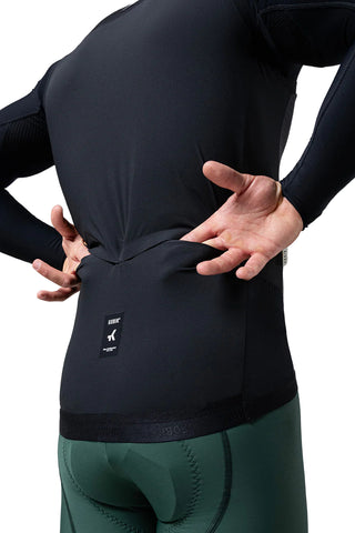 Dettaglio tasche posteriori Gilet Gobik Vector 2.0 Crow, spazio pratico per accessori da ciclismo con rifiniture rinforzate.