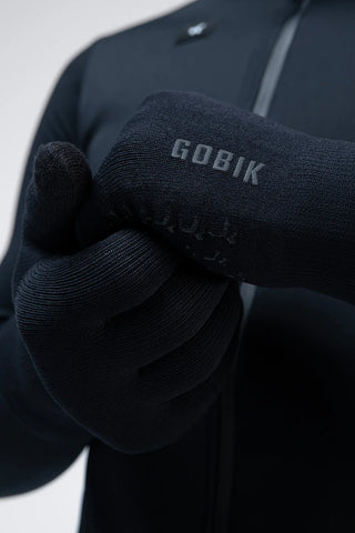 Dettaglio guanti Gobik Hyperguard True Black con logo e scritta waterproof, struttura traspirante e antiscivolo per prestazioni ottimali su strada e gravel.