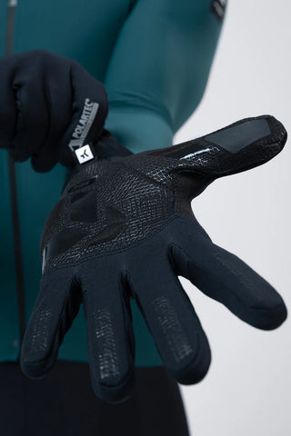 Dettaglio guanti Gobik Bora 2.0 Polartec True Black, con palmo antiscivolo e inserti grip per maggiore controllo sul manubrio.