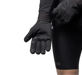 Guanto invernale ciclismo Alè Riparo nero con palmo antiscivolo in silicone e compatibilità touchscreen – ideale per bici da corsa