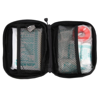 Kit primo soccorso Amplifi Aid Pack Pro Black aperto con scomparti interni organizzati, dotato di bende, cerotti e garze sterili.