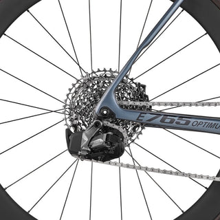 Dettaglio cambio posteriore elettronico SRAM Rival AXS su bici elettrica da corsa Look E-765 Optimum.