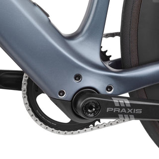 Dettaglio movimento centrale e pedivella Praxis sulla bici elettrica da corsa Look E-765 Optimum Rival AXS.