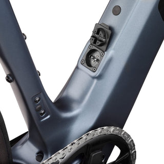Presa di ricarica integrata sul telaio della bici elettrica da corsa Look E-765 Optimum Rival AXS.