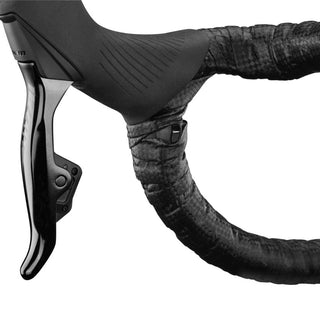 Dettaglio leva cambio-freno SRAM Rival AXS su manubrio bici da corsa elettrica Look E-765 Optimum.