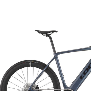 Vista laterale di sella e reggisella integrato su bici elettrica da strada Look E-765 Optimum Rival AXS.