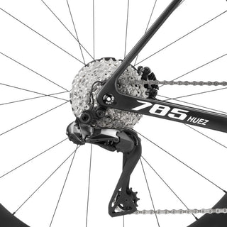 Dettaglio cambio posteriore bici da corsa Look 785 Huez Ultegra Di2 R50D Pro Team carbonio nero, telaio professionale leggero per prestazioni su strada.