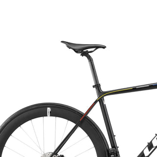 Dettaglio sella e reggisella in carbonio bici da corsa Look 785 Huez Ultegra Di2 R50D Pro Team, leggerezza e rigidità ottimale per ciclisti esigenti.
