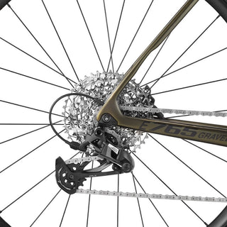 Dettaglio cambio posteriore SRAM sulla ebike gravel Look E-765 Gravel, trasmissione precisa e affidabile per bici elettriche da strada e sterrato.