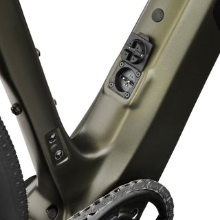 Presa di ricarica integrata nel telaio della ebike gravel Look E-765 Gravel, dettaglio tecnico per ricarica batteria veloce e sicura.