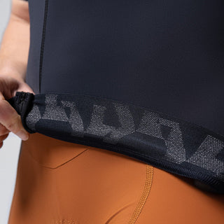 Dettaglio fascia elastica maglia ciclismo uomo Gobik blu scuro – grip interno antiscivolo con stampa siliconica per stabilità in sella.