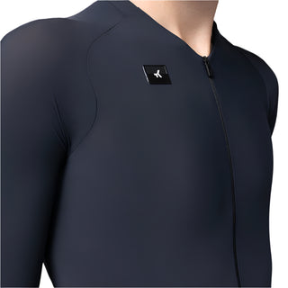 Dettaglio zip e logo maglia ciclismo uomo Gobik blu scuro – tessuto tecnico aerodinamico con chiusura invisibile e finiture premium.