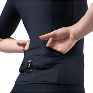 Dettaglio tasche posteriori maglia ciclismo uomo Gobik blu scuro – design funzionale con accesso rapido e materiali elasticizzati ad alta tenuta