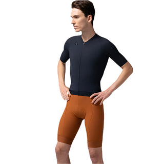 Maglia ciclismo uomo Gobik blu scuro indossata vista angolare – jersey tecnica estiva con zip frontale, fit aerodinamico e tessuto performante