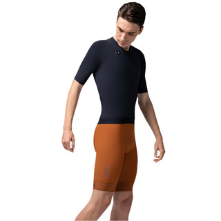 Maglia ciclismo uomo Gobik blu scuro indossata vista laterale – jersey estiva con vestibilità racing fit, maniche elastiche e zip invisibile.