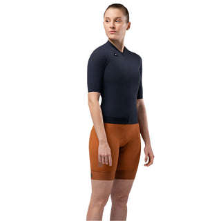 Maglia ciclismo donna Gobik blu scuro indossata vista angolare – jersey estiva tecnica con zip integrale e taglio slim fit per massima performance