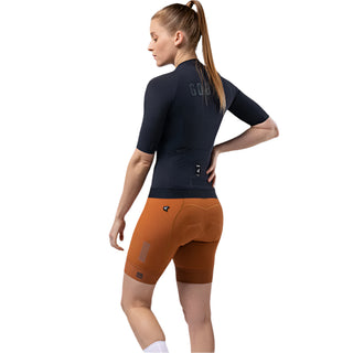 Maglia ciclismo donna Gobik blu scuro indossata retro – jersey estiva con tasche posteriori, tessuto tecnico traspirante e vestibilità anatomica