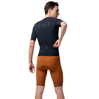 Maglia ciclismo uomo Gobik blu scuro indossata retro – jersey da strada con tasche posteriori, logo riflettente e taglio anatomico ad alte prestazioni