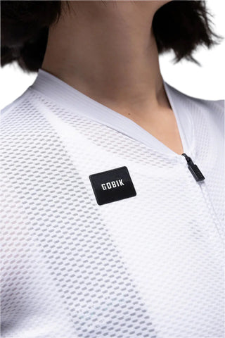 Maglia ciclismo Gobik Carrera 2.0 unisex, dettaglio logo sul petto, tessuto traforato ultraleggero per massimo comfort durante le uscite in bici.