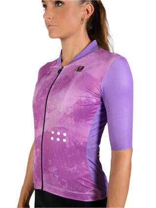 Maglia da ciclismo Pissei Tempo a maniche corte, vista laterale, in colore lilla e fucsia con zip frontale e tessuto tecnico traspirante per alte prestazioni estive.