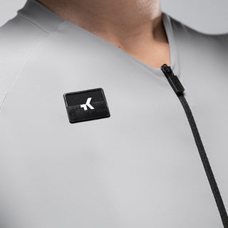 Dettaglio logo Gobik su petto maglia ciclismo uomo grigio – tessuto tecnico liscio con zip invisibile e stile minimale