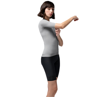 Maglia ciclismo donna Gobik grigio indossata vista laterale – taglio ergonomico, maniche elastiche e tessuto tecnico per prestazioni elevate in estate