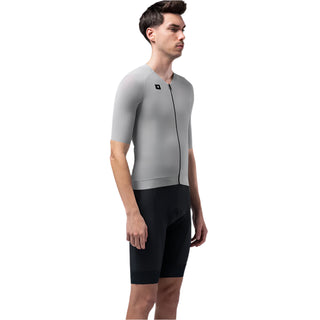 Maglia ciclismo uomo Gobik grigio indossata vista laterale – fit aderente da gara, zip integrale e comfort ottimale in posizione aerodinamica