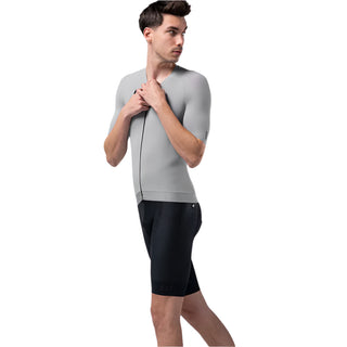Maglia ciclismo uomo Gobik grigio indossata vista angolare – jersey estiva aderente con zip frontale e maniche aerodinamiche, vestibilità slim