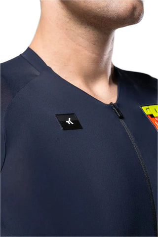 Dettaglio logo Gobik CX Solid HK su petto, maglia da ciclismo professionale a maniche corte con zip frontale e tessuto tecnico traspirante per alte prestazioni su strada.