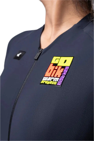 Maglia Gobik CX Solid HK da ciclismo, dettaglio logo Warm Project sul petto, tessuto tecnico aerodinamico con zip full frontale per prestazioni elevate su strada.